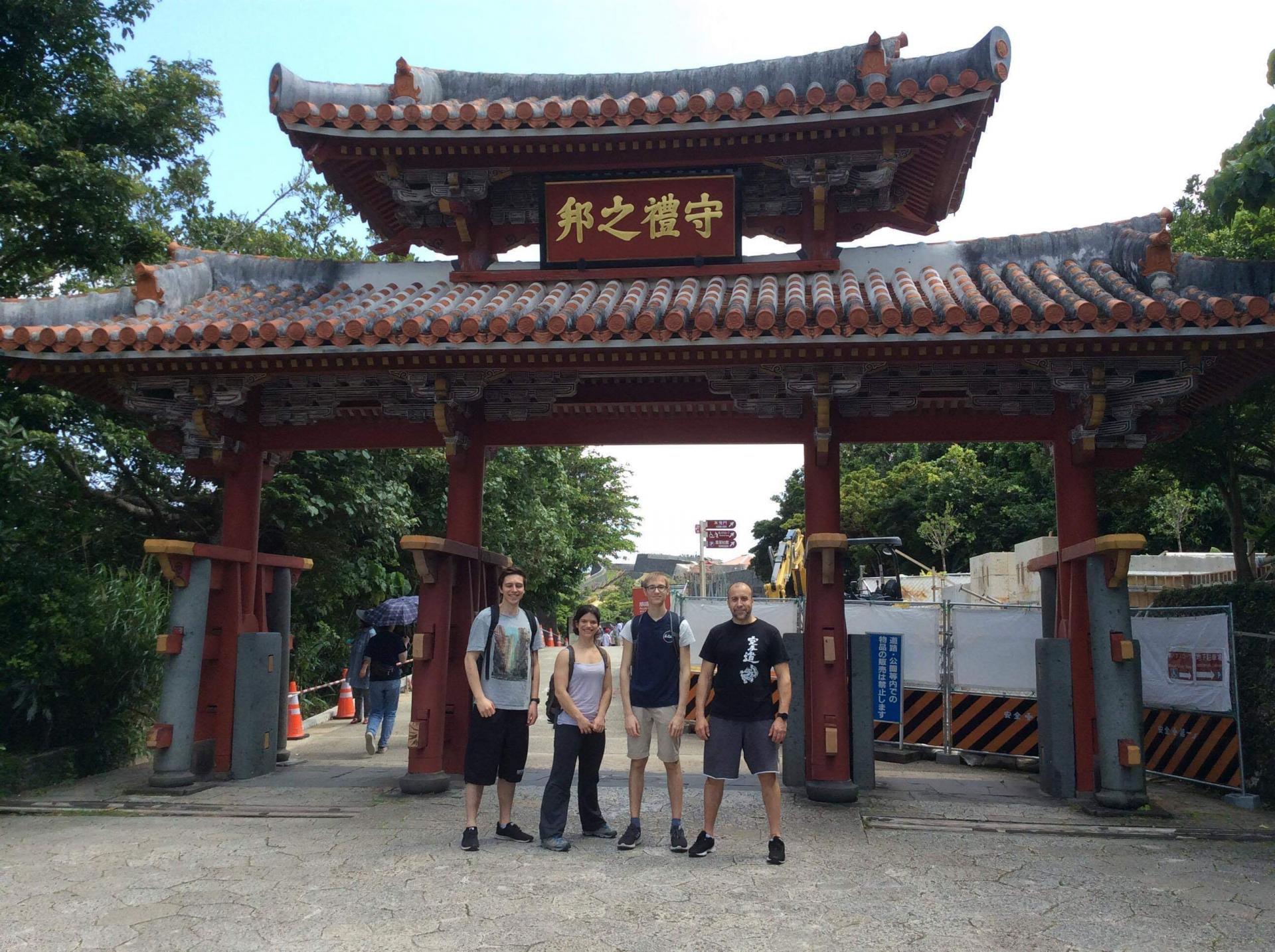 Oshukai Strasbourg devant Shurei no Mon (la Porte de la Courtoisie) du château Shuri à Naha