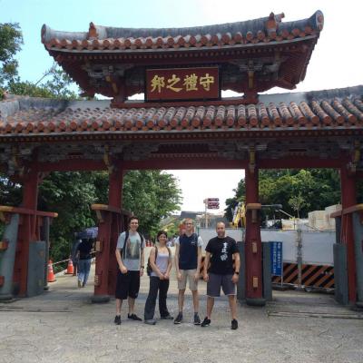 Oshukai Strasbourg devant Shurei no Mon (la Porte de la Courtoisie) du château Shuri à Naha