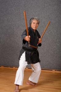 Sensei Chinen avec le sansetsukon